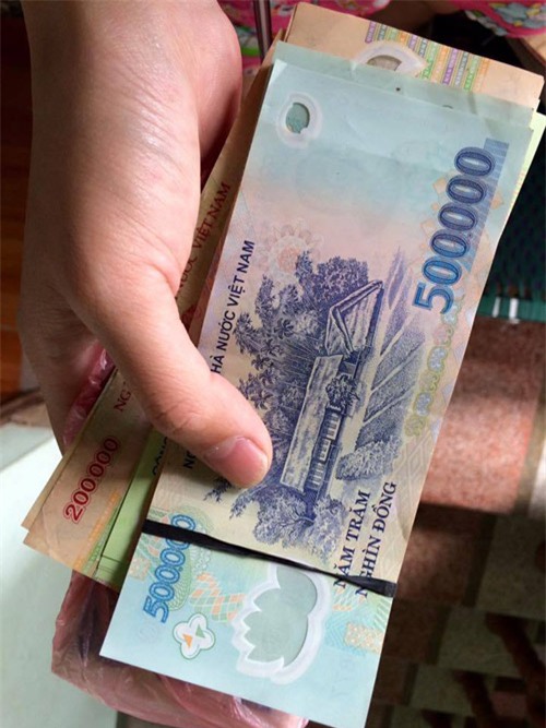 cai ket dang ngat cho ong chong bi vo va con phat hien giau quy den trong goc nha - 5