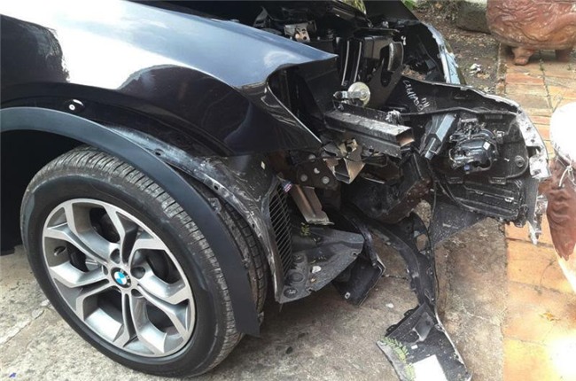 BMW đâm gốc me, BMW đâm gốc cây, chủ tịch huyện Côn Đảo, tai nạn giao thông