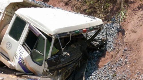 tai xe xe tai chu dong lao xe vao vach da de tranh nhom phuot thu - 1