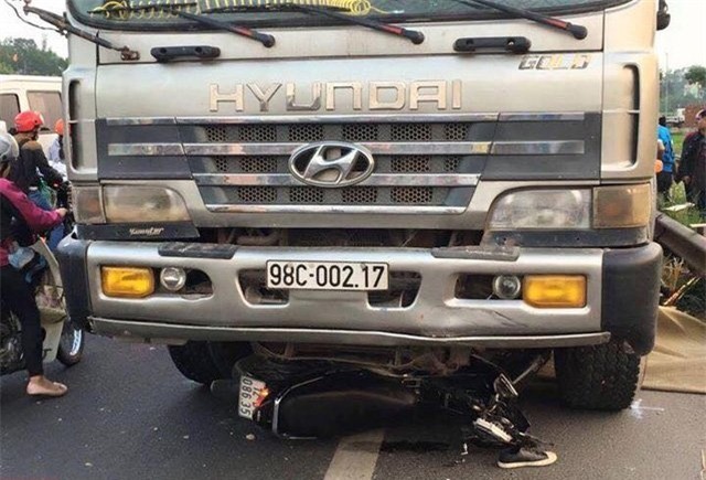 lai-xe-tai-lan-lan-can-chet-tuc-tuoi-2-anh-em-ruot-ra-cong-an-trinh-dien-giadinhvietnam.com 2