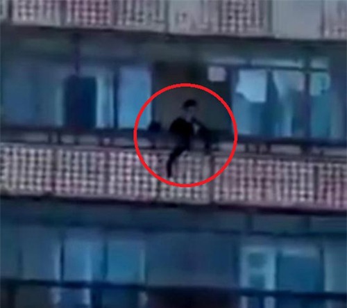 me tam than sat hai roi nem xac con gai 12 tuoi tu ban cong tang 9 xuong dat - 1