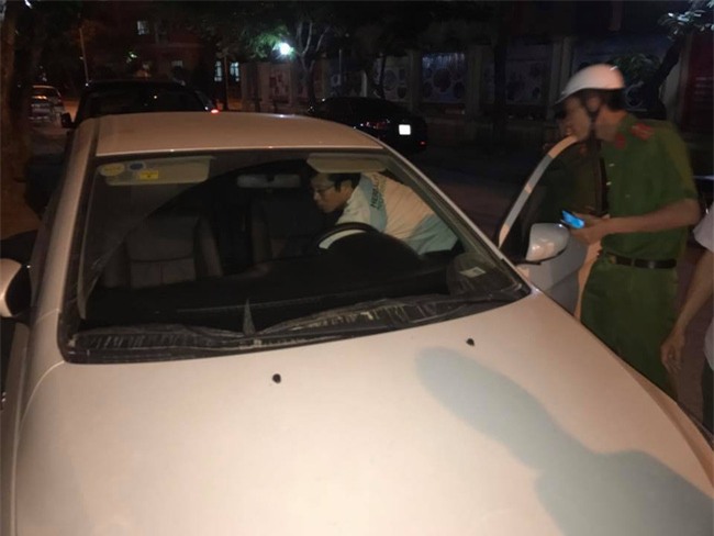 Hà Nội: Người đàn ông mắc bệnh tâm thần trộm xe ô tô đang đỗ trên đường Hồ Tùng Mậu rồi vứt ven đường - Ảnh 2.