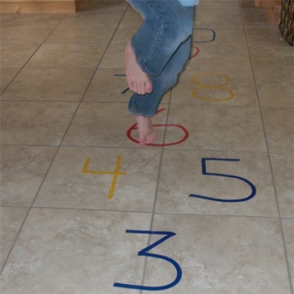 Nhảy lò cò: Đây là trò chơi cực kỳ đơn giản nhưng trẻ nào cũng thích. Chỉ cần dùng phấn màu vẽ những con số lên những viên gạch ở sàn nhà là trẻ có thể bắt đầu trò chơi được rồi.