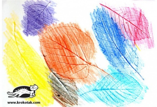 Vẽ lá: Mẹ và bé nhặt lá ở ngoài công viên hoặc ở vườn, mang về rửa sạch bụi bẩn bám ở trên lá. Có thể dùng bàn là để làm phẳng và khô lá. Sau đó, đặt lá ở giữa 2 mặt của một tờ giấy gấp đôi, đồng thời bạn hãy đưa cho trẻ một cây bút chì màu mềm và giao cho trẻ nhiệm vụ phác họa lại hình dáng của chiếc lá. Trẻ sẽ thích mê trò chơi làm họa sĩ này.