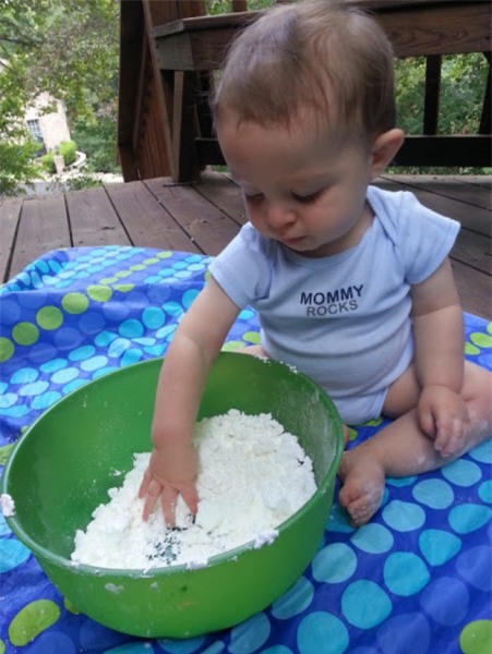 Làm tuyết: Tất cả những gì bạn cần làm là trộn bột ngô với bọt cạo râu. Bạn có thể thêm chút phẩm màu để tạo ra tuyết nhiều màu đấy.