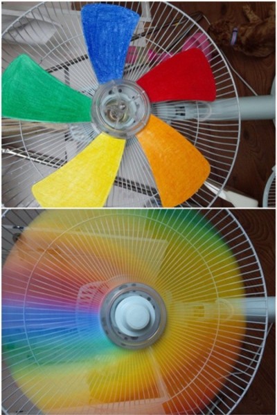 Quạt cầu vồng: Bạn chỉ cần đưa cho trẻ một cây quạt cùng một vài lọ sơn nhiều màu sắc và chỉ cho trẻ cách sơn. Sau khi trẻ làm xong, bạn hãy cắm điện và bật quạt. Bạn sẽ thấy trẻ thích thú như thế nào khi thấy hiệu ứng cầu vồng xoáy.