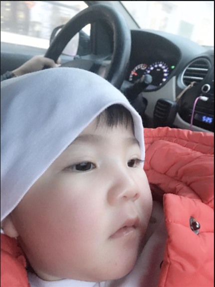 Clip: Em bé Lào Cai suy dinh dưỡng ngày nào nay đã biết cười vui bên mẹ nuôi 9X - Ảnh 2.