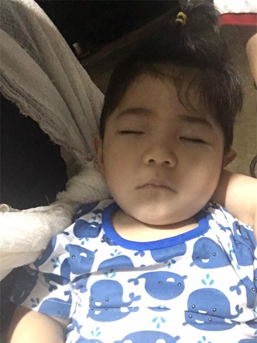 Clip: Em bé Lào Cai suy dinh dưỡng ngày nào nay đã biết cười vui bên mẹ nuôi 9X - Ảnh 3.