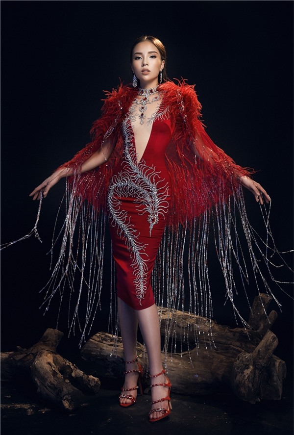 Hoa hậu Kỳ Duyên hở bạo với váy trong suốt như sương khói