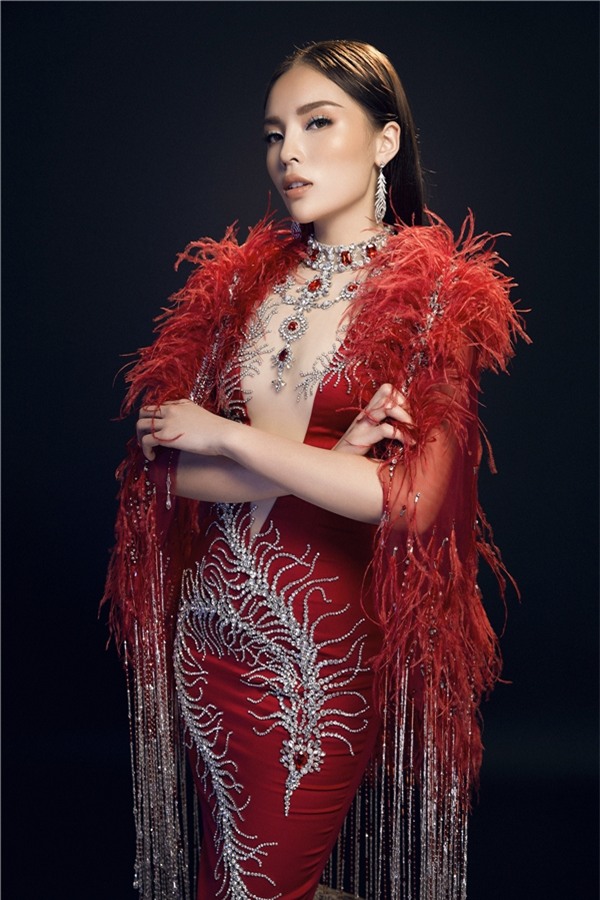 Kiểu váy này biếnHoa hậu Việt Nam 2014 thở thành mộtnữthần.Đỗ Long khéo léo phối mẫu váy bút chì cùng lông vũ, là xu hướng thời trang nhiều nhà mốt cao cấp trên thế giới chuộng sử dụng.