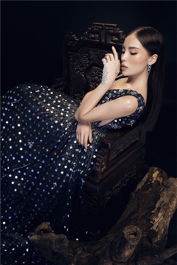 Kỳ Duyên như hoá thành một quý cô cổ điển với hoạ tiết chấm bi vintage và tông đen - trắng nguyên bản. Bộ váy không thiên về đính kết mà sử dụng sẵn chất liệu vải có độ bắt sáng và phản quang.