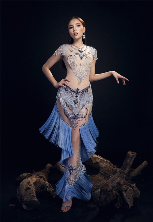 Hoa hậu Kỳ Duyên hở bạo với váy trong suốt như sương khói