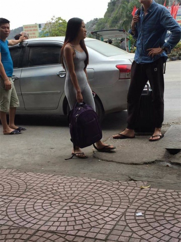 thời trang xấu, cô gái mặc lộ rõ các vòng, kiểu mặc dị, thời trang ngoài hành tinh