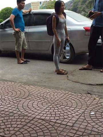 thời trang xấu, cô gái mặc lộ rõ các vòng, kiểu mặc dị, thời trang ngoài hành tinh