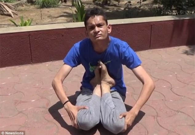 Chàng trai có biệt tài xoay đầu ngược 180 độ ra sau như ma trong phim kinh dị - Ảnh 3.