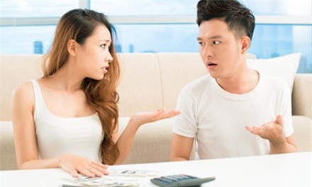 chang trai moi ban gai ve an com doi chia doi tien di cho - 1