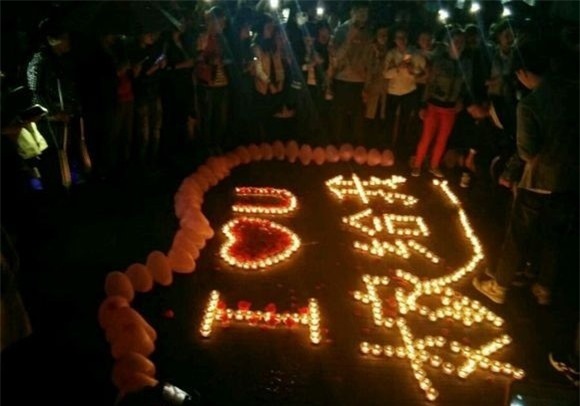 Chàng trai nhận cái kết đắng khi cầu hôn giữa chốn đông người - Ảnh 1.