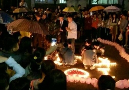 Chàng trai nhận cái kết đắng khi cầu hôn giữa chốn đông người - Ảnh 2.