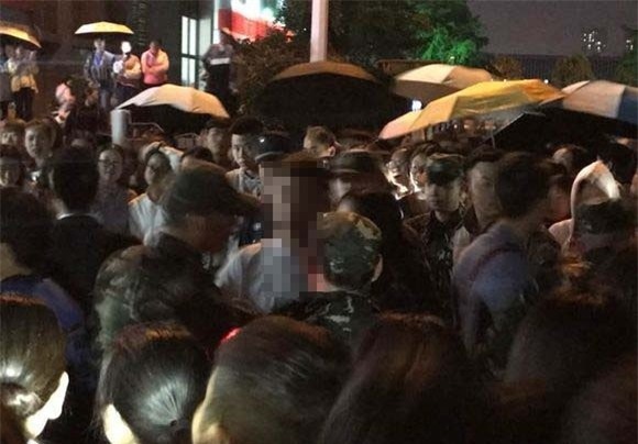 Chàng trai nhận cái kết đắng khi cầu hôn giữa chốn đông người - Ảnh 3.