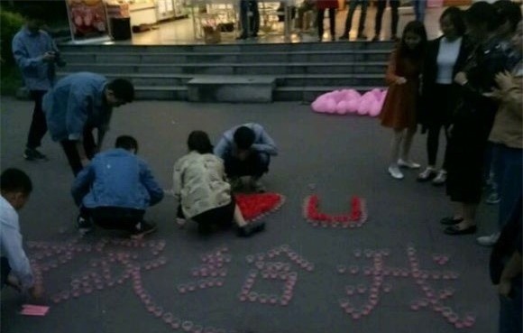 Chàng trai nhận cái kết đắng khi cầu hôn giữa chốn đông người - Ảnh 4.