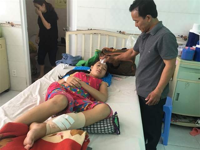 Em Nguyễn Thị Hòa Nhã đã phải trải qua nhiều cuộc phẫu thuật ở nhiều bệnh viện nhưng đến nay em vẫn phải nằm một chỗ