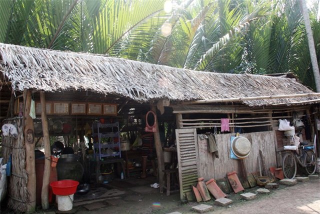 Căn chòi lá lụp xụp của gia đình anh Cường không che nổi nắng mưa