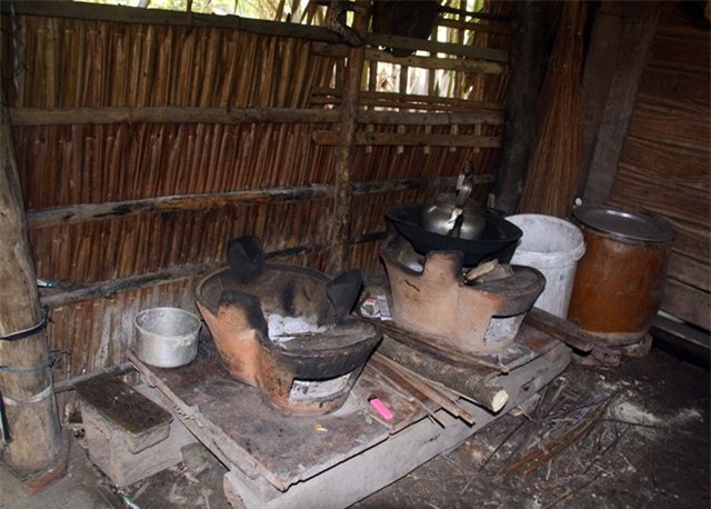 Gia đình anh Cường nghèo đến mức chiếc quạt điện hay nồi cơm điện cũng không sắm nổi