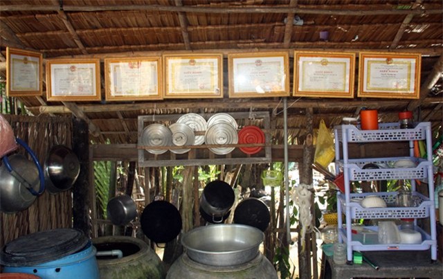 Nơi trang trọng nhất của căn nhà là nơi treo những tấm giấy khen, thành tích học tập của chị em Nhã