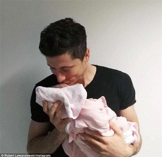 Lewandowski hạnh phúc bên con gái