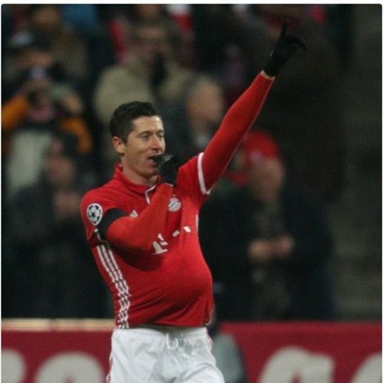 Lewandowski khoe con đầu lòng với cô giáo thể dục