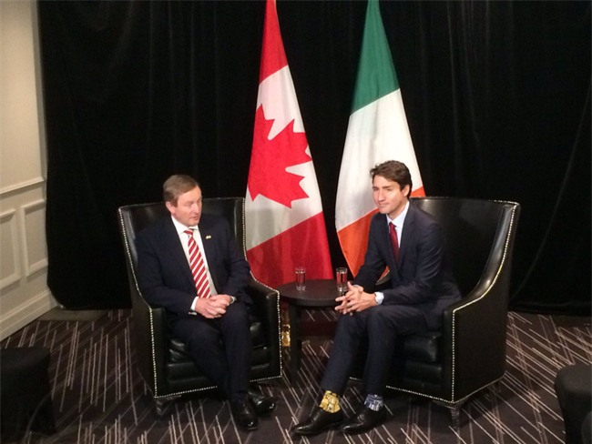 Thủ tướng điển trai của Canada đi tất hoạt hình 2 màu trong cuộc gặp Thủ tướng Ireland - Ảnh 1.