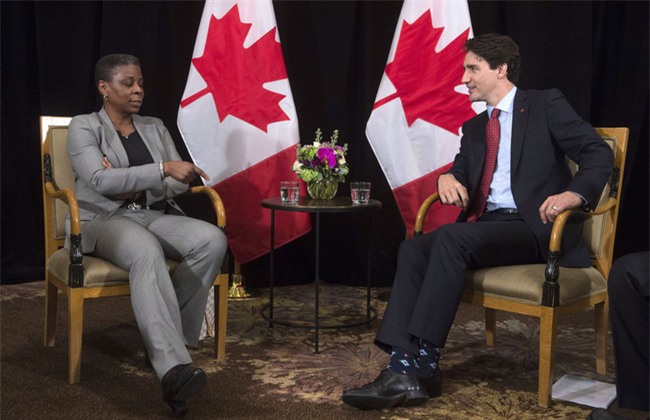 Thủ tướng điển trai của Canada đi tất hoạt hình 2 màu trong cuộc gặp Thủ tướng Ireland - Ảnh 3.