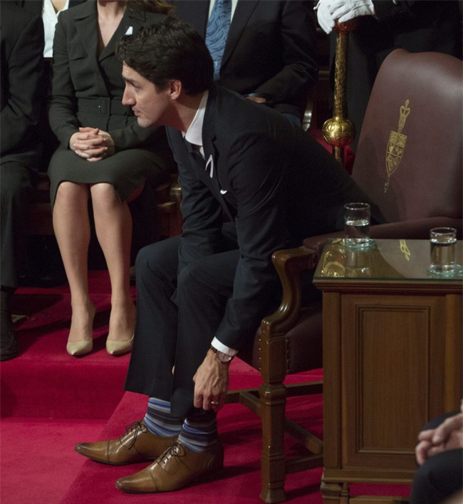 Thủ tướng điển trai của Canada đi tất hoạt hình 2 màu trong cuộc gặp Thủ tướng Ireland - Ảnh 4.