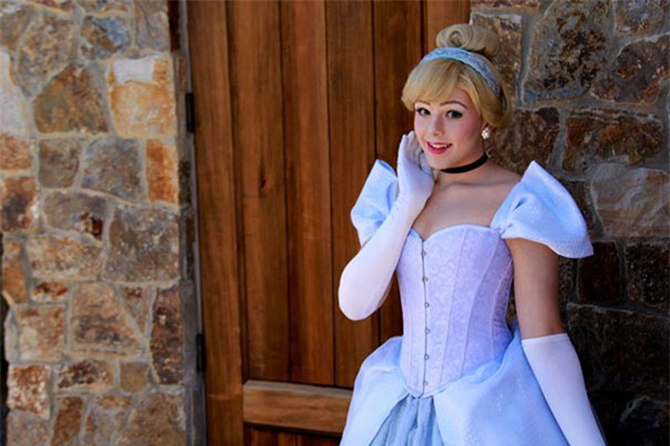 Hóa thân thành công chúa Disney đẹp lộng lẫy, chuyên gia trang điểm khiến mọi người sốc khi biết sự thật - Ảnh 3.