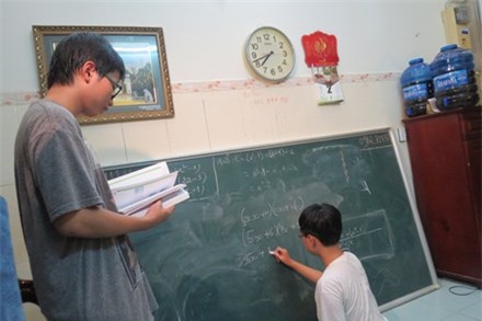 Nguoi dan ong cho 2 con bo truong tu hoc o nha: Giot nuoc tran ly hinh anh 1