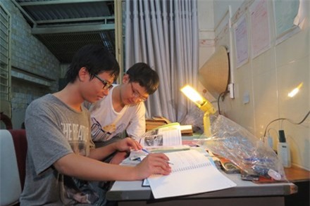 Nguoi dan ong cho 2 con bo truong tu hoc o nha: Giot nuoc tran ly hinh anh 2