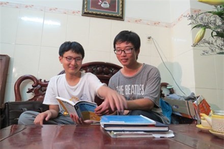 Nguoi dan ong cho 2 con bo truong tu hoc o nha: Giot nuoc tran ly hinh anh 3