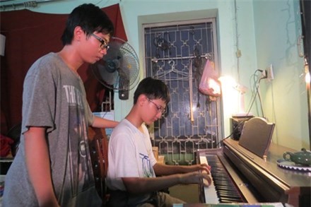 Nguoi dan ong cho 2 con bo truong tu hoc o nha: Giot nuoc tran ly hinh anh 4