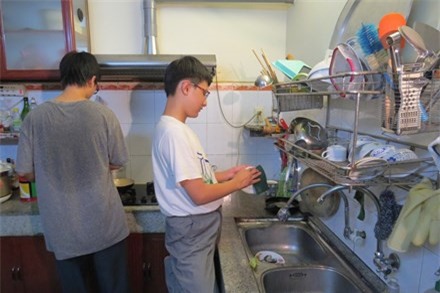 Nguoi dan ong cho 2 con bo truong tu hoc o nha: Giot nuoc tran ly hinh anh 5