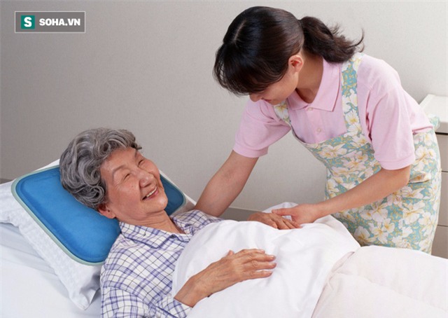 Bốn sai lầm nhiều người hay mắc khi mới ngủ dậy: Nên bỏ ngay để tránh bệnh nặng - Ảnh 2.