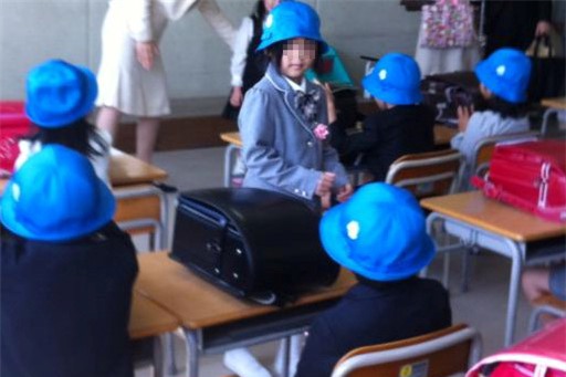 Me be Nhat Linh: Tim toi that lai khi nhin anh con ngay dau den truong hinh anh 1