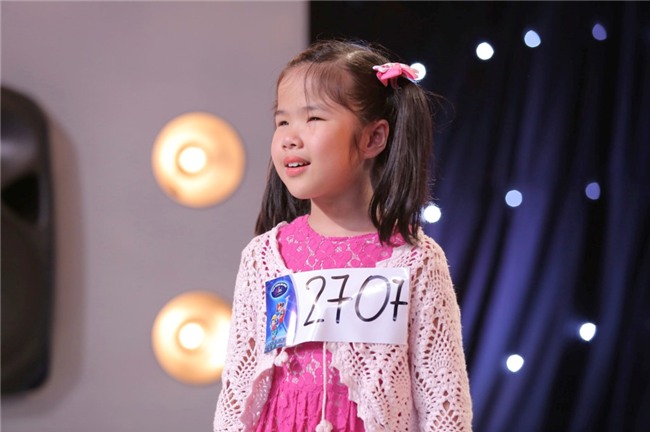 Co be khiem thi gay xuc dong tai Vietnam Idol Kids hinh anh 1