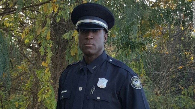 Nhận tin cô bé ăn trộm đôi giày 2USD về cho em gái, viên cảnh sát đã có hành động khiến ai cũng bật khóc - Ảnh 1.