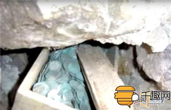 Tường nhà nứt toác vì quá cũ, để lộ hòm tiền chưa từng được biết đến - Ảnh 1.