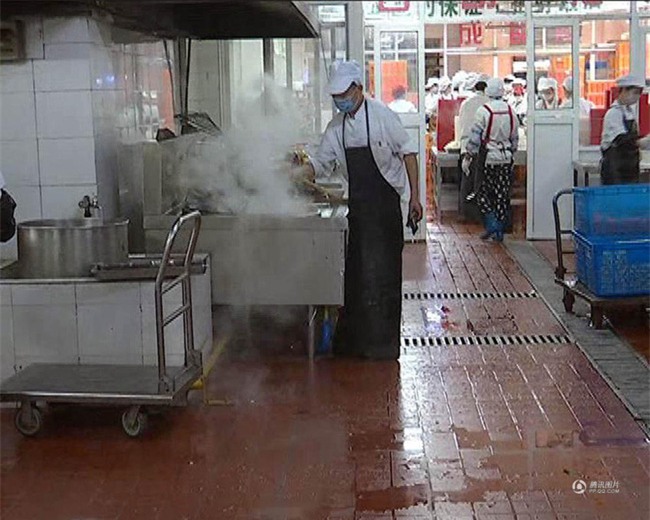 Cha mẹ bức xúc tố nhà bếp trường tiểu học dùng khoai tây mọc mầm và thịt gà mốc - Ảnh 4.