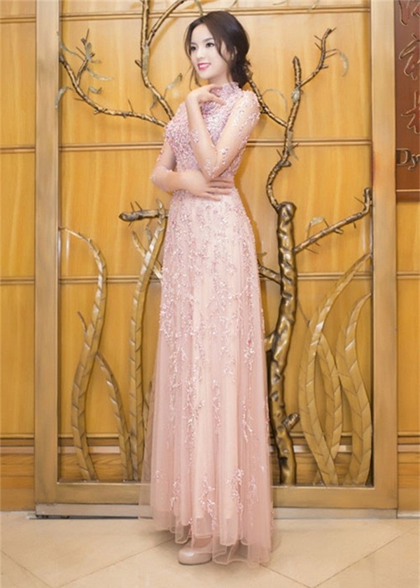 Bộ váy màu hồng phấn ngọt ngào với phom cổ điển cùng mái tóc búi khiến Kỳ Duyên trông già dặn hơn tuổi thật rất nhiều. Thời điểm này, phong cách thời trang của Kỳ Duyên luôn bị mang ra bàn tán.