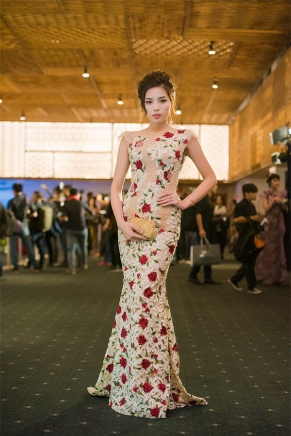 Váy đuôi cá ôm sát khoe đường cong, chất liệu ren lưới mỏng manh giúp cô phô diễn vẻ ngoài gợi cảm.