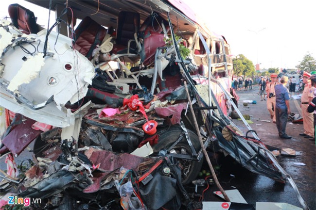 10 nguoi chet, 24 nguoi bi thuong sau khi oto tai doi dau xe khach hinh anh 1