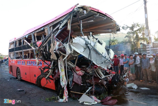 10 nguoi chet, 24 nguoi bi thuong sau khi oto tai doi dau xe khach hinh anh 2