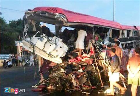 10 nguoi chet, 24 nguoi bi thuong sau khi oto tai doi dau xe khach hinh anh 3